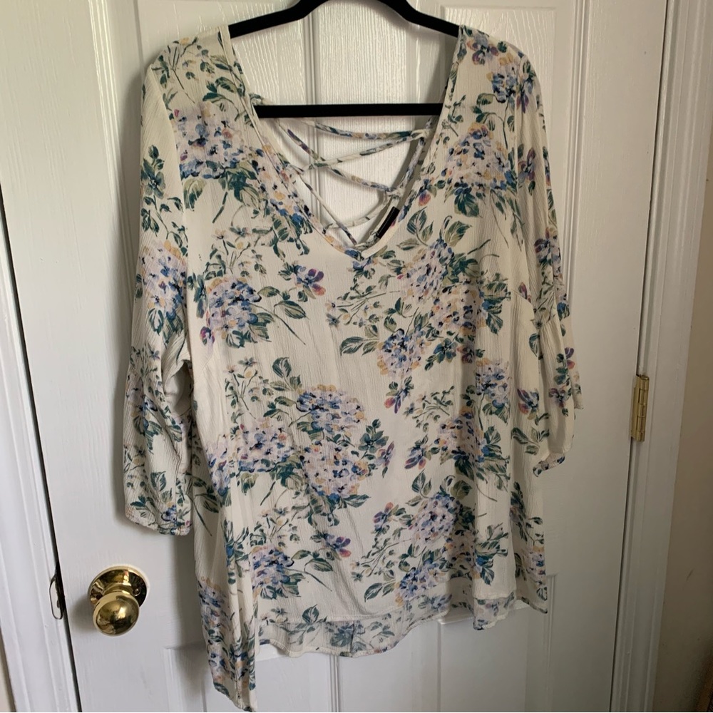 Torrid 3/4 sleeve floral blouse size 3 cross cross back detail